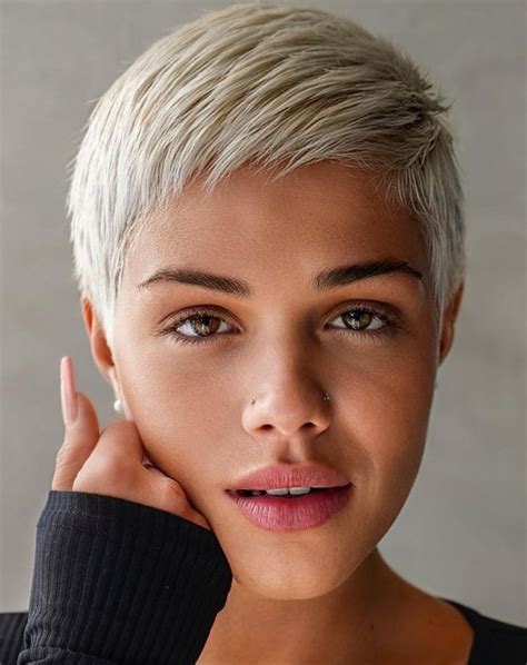 pics of short hairstyles for thin hair|very thin short haired girl.